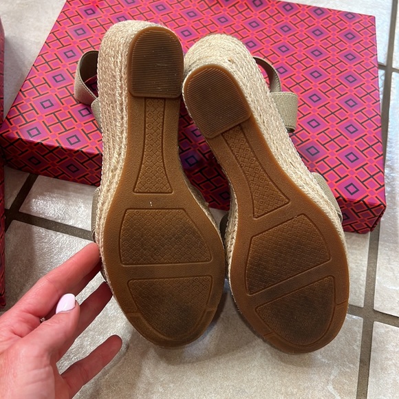Tory Burch size 8 wedges, nude color - Picture 4 of 8